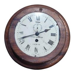 RELOJ  CON MARCO EN MADERA - REZAGO NAVAL -.